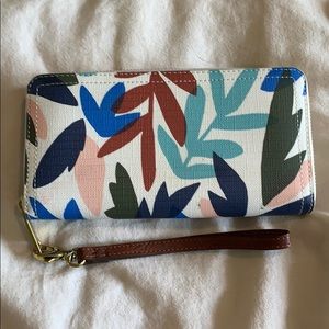 📦 MOVING SALE Fossil wallet with wristlet 🤍